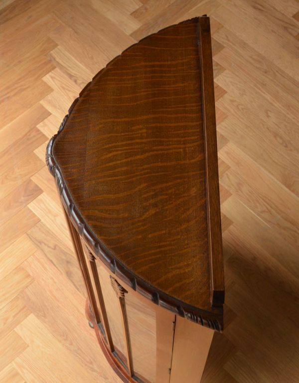 アンティークのキャビネット アンティーク家具 英国テイストのアンティーク家具、素敵なガラスのキャビネット。ピカピカの天板。(k-796-f-1)