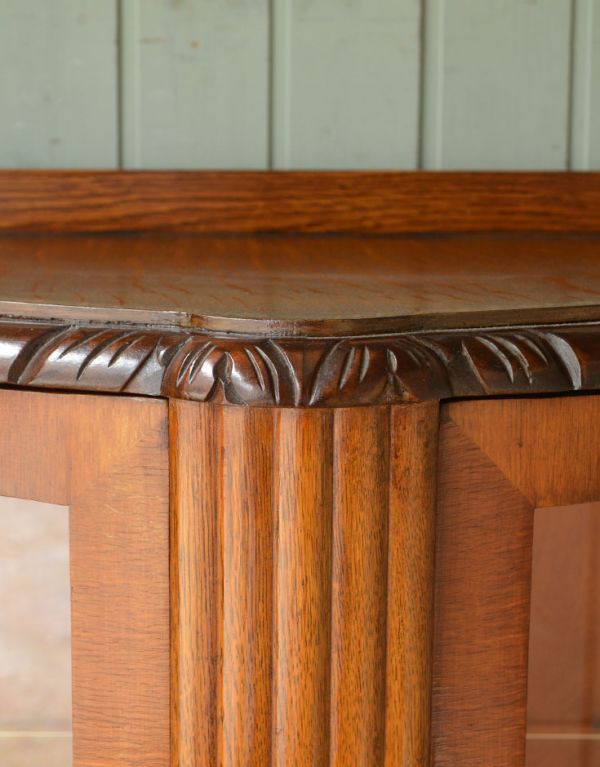 アンティークのキャビネット アンティーク家具 英国テイストのアンティーク家具、素敵なガラスのキャビネット。トップには植物を思わせる彫です。(k-796-f-1)