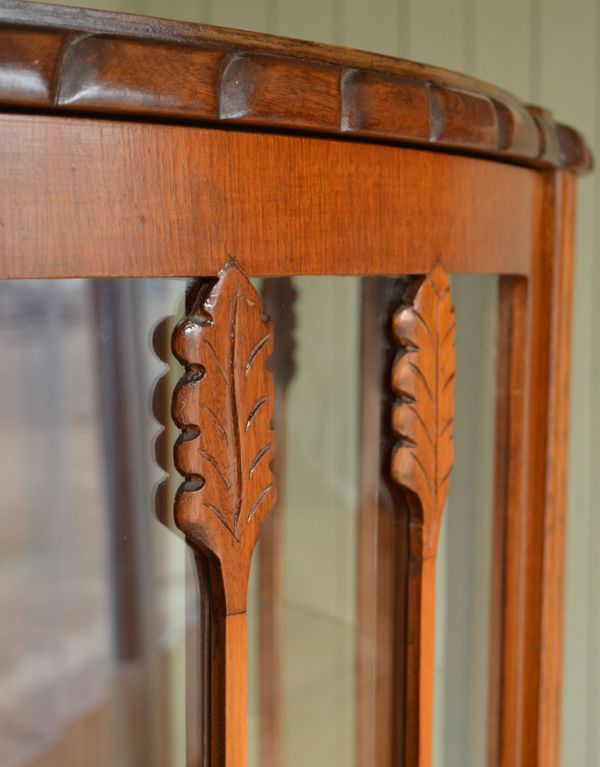 アンティークのキャビネット アンティーク家具 英国テイストのアンティーク家具、素敵なガラスのキャビネット。ガラス戸には葉っぱをモチーフにしたデザインが入っています。(k-796-f-1)