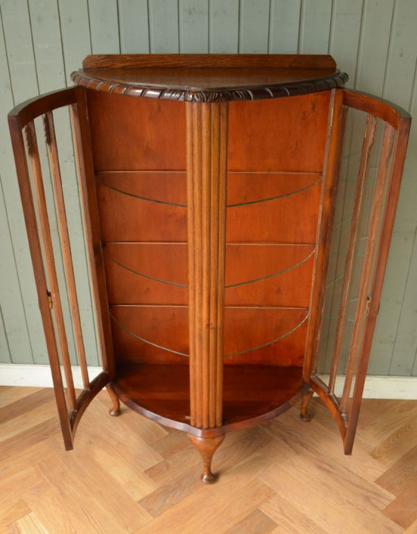 アンティークのキャビネット アンティーク家具 英国テイストのアンティーク家具、素敵なガラスのキャビネット。中も美しい状態です。(k-796-f-1)