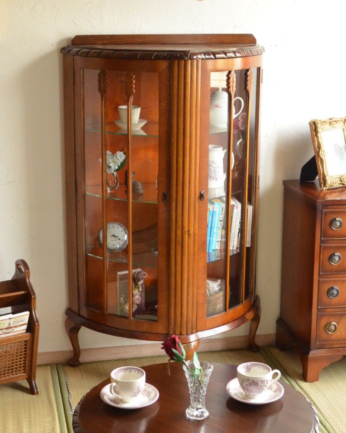アンティークのキャビネット アンティーク家具 英国テイストのアンティーク家具、素敵なガラスのキャビネット。イギリスと日本をミックスしたスタイル和室とは無縁の家具だけれど、実にしっくり似合います。(k-796-f-1)