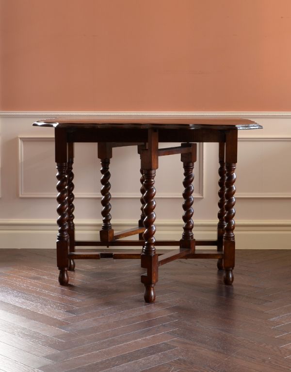 ロイドテーブル アンティーク家具 伸張式のアンティーク英国家具、食卓でも使えるゲートレッグテーブル。足元のデザインが凝っていて組み脚のようになっています。(k-805-f)