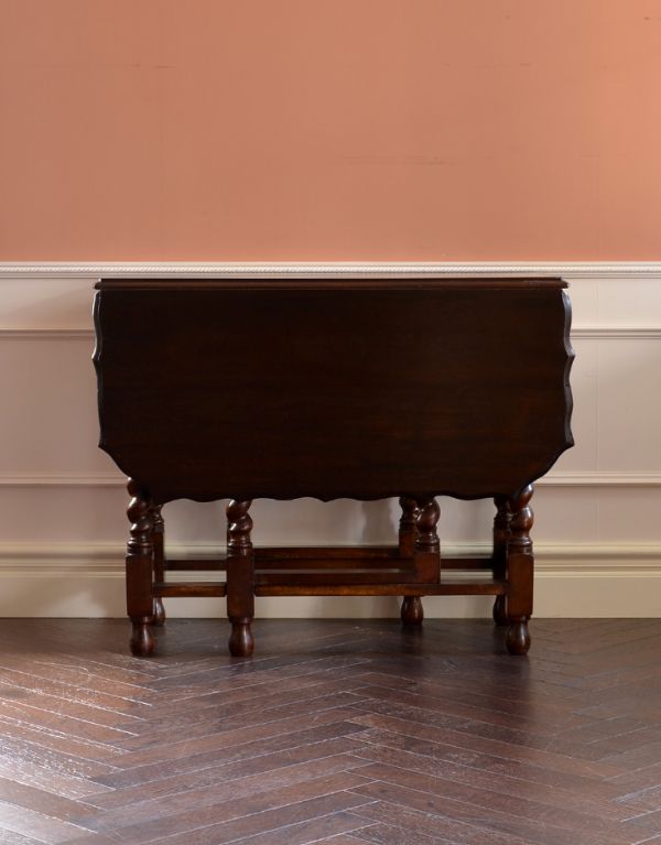 ロイドテーブル アンティーク家具 伸張式のアンティーク英国家具、食卓でも使えるゲートレッグテーブル。閉じるとこんなにコンパクトに収まるので、狭いスペースに片付けることも可能です。(k-805-f)