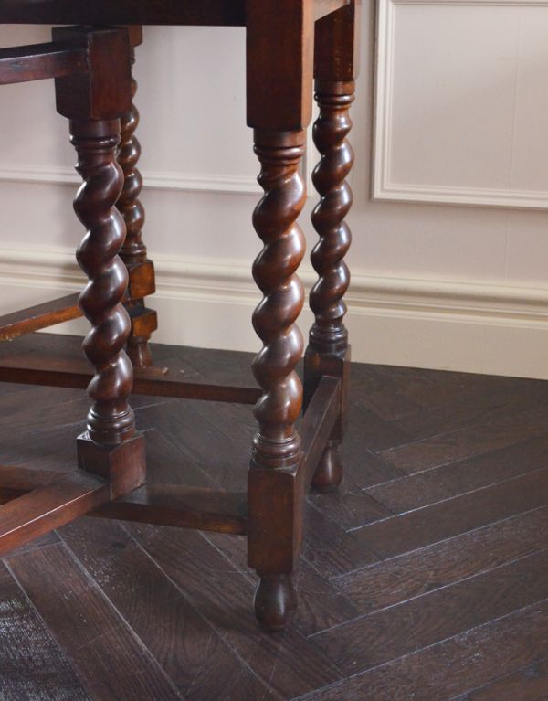 ロイドテーブル アンティーク家具 伸張式のアンティーク英国家具、食卓でも使えるゲートレッグテーブル。丸い足先が可愛いです。(k-805-f)