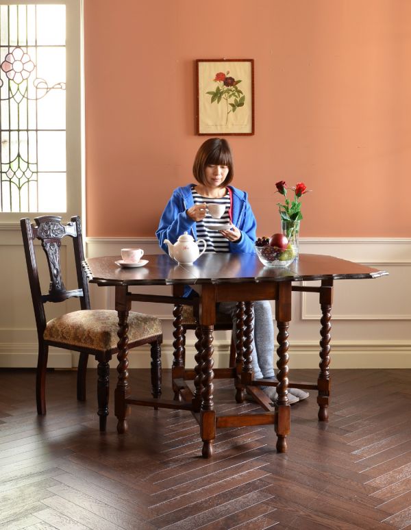 ロイドテーブル アンティーク家具 伸張式のアンティーク英国家具、食卓でも使えるゲートレッグテーブル。お友達とお茶したり、趣味の時間を過ごしたり、夫婦で食事をしたり・・・大きさを変えていろんな使い方が楽しめます。(k-805-f)