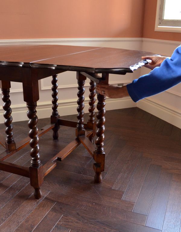 ロイドテーブル アンティーク家具 伸張式のアンティーク英国家具、食卓でも使えるゲートレッグテーブル。天板を引っ張り出すだけなので、組み立ても簡単!女性の力で大丈夫です。(k-805-f)