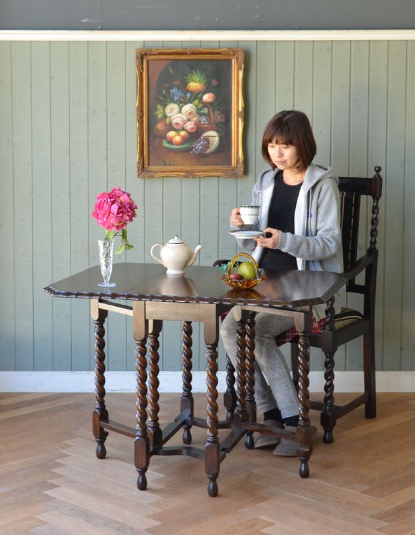 ロイドテーブル　アンティーク家具　オーク材のアンティーク家具、四角い天板のゲートレッグテーブル。パソコンやお茶をするテーブルにピッタリ！片方だけ引き出して壁に付けて使うこともできます。(k-808-f)