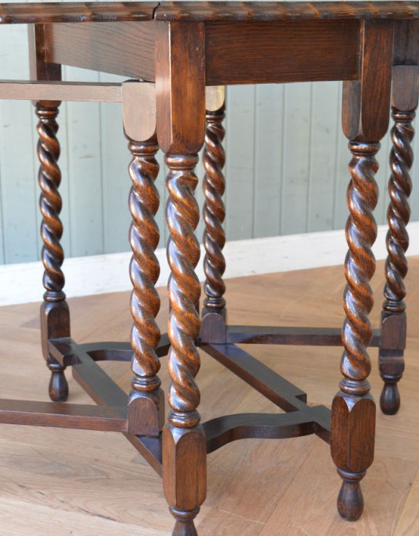 ロイドテーブル　アンティーク家具　オーク材のアンティーク家具、四角い天板のゲートレッグテーブル。繊細で細くてキレイなツイストの脚です。(k-808-f)
