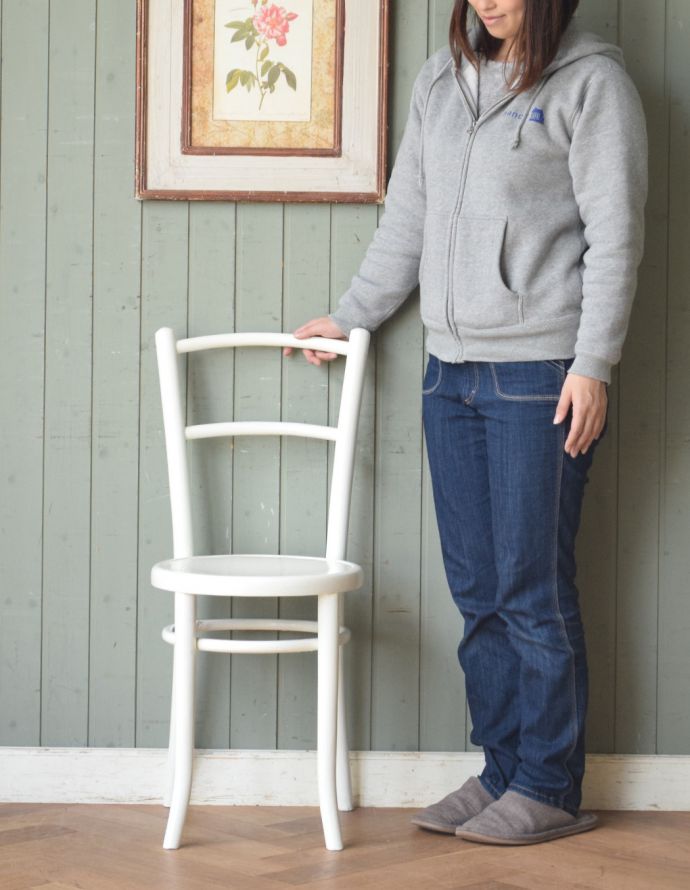 板座面　アンティーク チェア　ペイントのアンティークの椅子、英国の伝統的なベントウッドチェア。真っ白なペイントチェアは、どんなテイストのお部屋に置いてもすんなりと馴染んでくれます。(k-819-c-1)