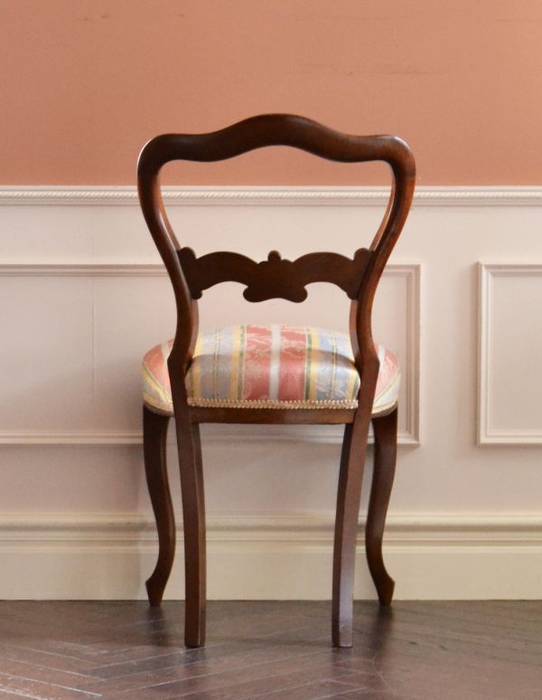 アンティーク チェア　飾っておける椅子、イギリスのアンティークバルーンバックチェア。アンティークらしく、流行を追わずに長く使えるデザイン。(k-828-c)