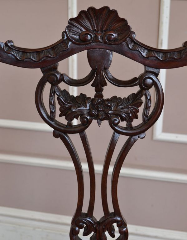 サロンチェア　アンティーク チェア　布張りのアンティークチェア、マホガニー材の美しいサイドチェア。芸術作品のような迫力満点の彫です！。(k-826-c)