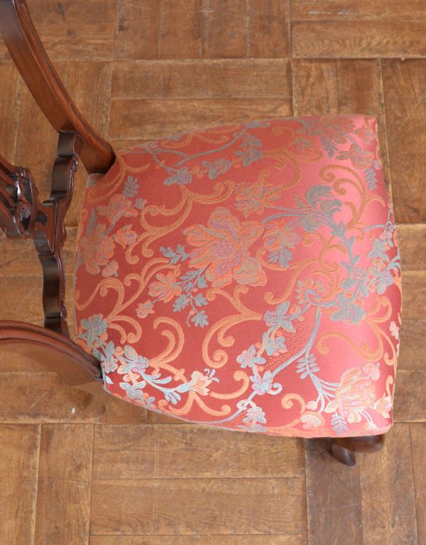 サロンチェア　アンティーク チェア　布張りのアンティークチェア、マホガニー材の美しいサイドチェア。座面には布が貼ってあるので、長時間座っても疲れません。(k-826-c)