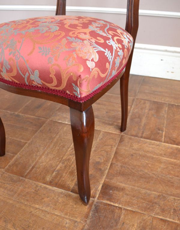 サロンチェア　アンティーク チェア　布張りのアンティークチェア、マホガニー材の美しいサイドチェア。優雅なカーブの脚。(k-826-c)