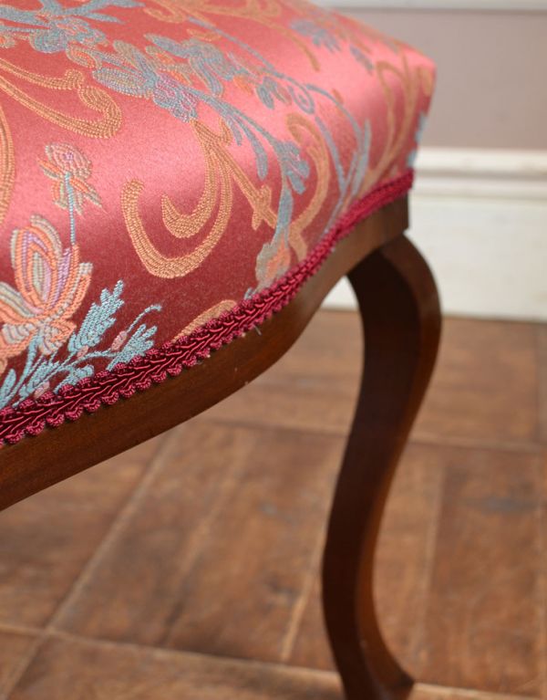 サロンチェア　アンティーク チェア　布張りのアンティークチェア、マホガニー材の美しいサイドチェア。縁は可愛い赤色のリボンが付いています。(k-826-c)