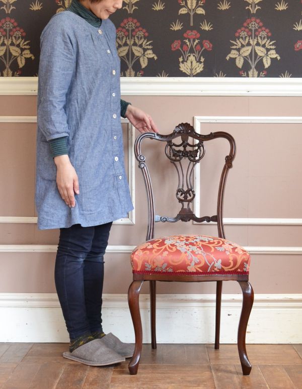 サロンチェア　アンティーク チェア　布張りのアンティークチェア、マホガニー材の美しいサイドチェア。上品な雰囲気が漂うチェア。(k-826-c)