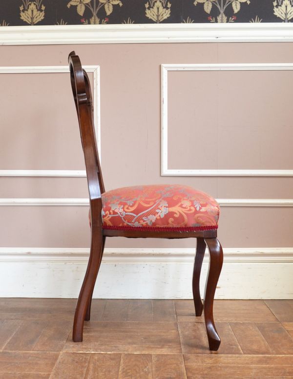 サロンチェア　アンティーク チェア　布張りのアンティークチェア、マホガニー材の美しいサイドチェア。横から見ても綺麗な装飾が楽しめます。(k-826-c)