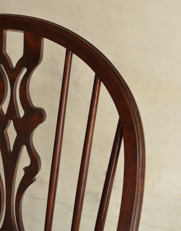 チェスターフィールド　アンティーク チェア　ゆらゆら揺れるアンティークの椅子、木製のロッキングチェア。キズや汚れ、木目や色は1脚1脚微妙に違いますが、どれもキレイに仕上げています。(k-829-c)