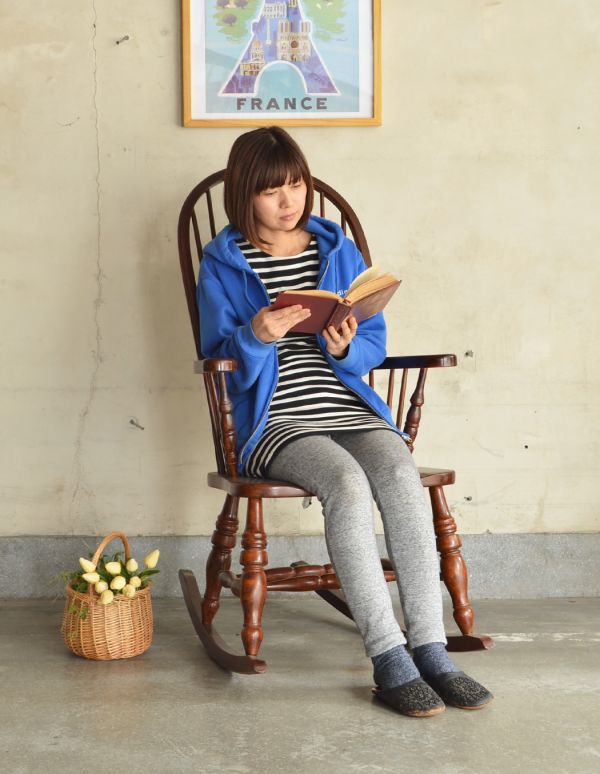 チェスターフィールド　アンティーク チェア　ゆらゆら揺れるアンティークの椅子、木製のロッキングチェア。深く腰掛けると、とっても気持ちいいです。(k-829-c)