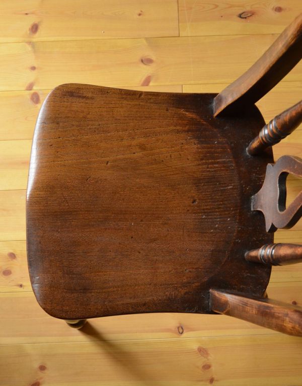 板座面　アンティーク チェア　ブラウンのアンティークチェア、イギリスから届いたダイニングチェア。角が丸く作られているので、小さいお子様がいるご家庭でも安心です。(k-832-c)