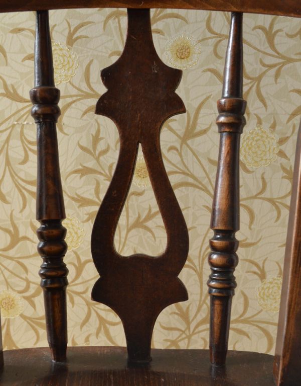 板座面　アンティーク チェア　ブラウンのアンティークチェア、イギリスから届いたダイニングチェア。キズや汚れ、木目や色は1脚1脚微妙に違いますが、どれもキレイに仕上げています。(k-832-c)