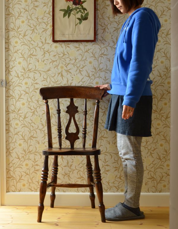 板座面　アンティーク チェア　ブラウンのアンティークチェア、イギリスから届いたダイニングチェア。背もたれの洋梨のような形は、リラ（日本語で言う、たて琴）をイメージしてデザインされています。(k-832-c)