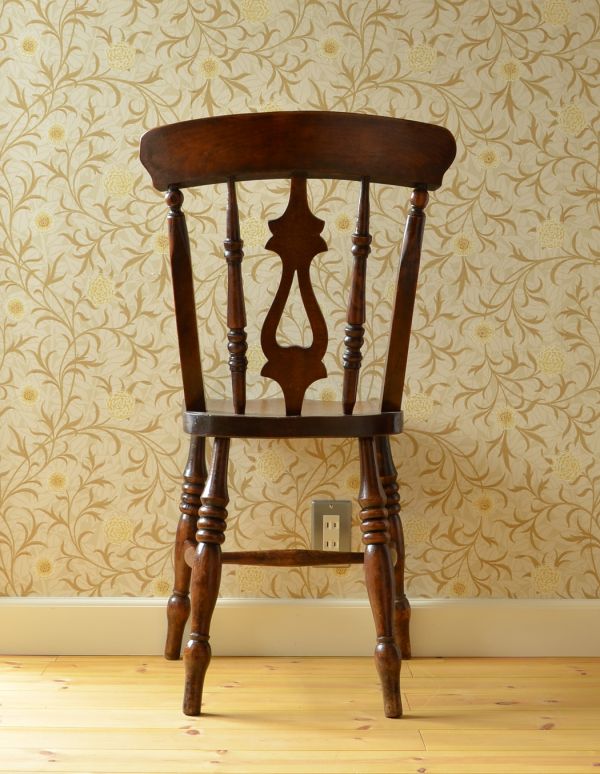 板座面　アンティーク チェア　ブラウンのアンティークチェア、イギリスから届いたダイニングチェア。背中から見たときも可愛いキッチンチェアです。(k-832-c)
