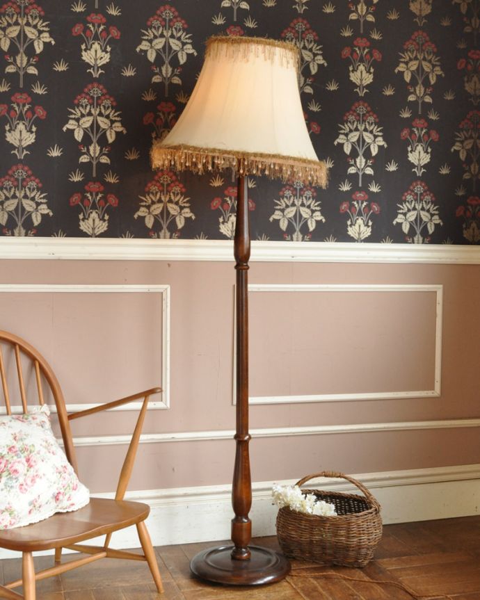 スタンドライト 照明・ライティング イギリスから届いたアンティーク照明、素敵なフロアランプ(B22シャンデリア球付)。ほんのりとした明かりが灯るので、リラックスするのに最適な照明です。(k-847-f-1)