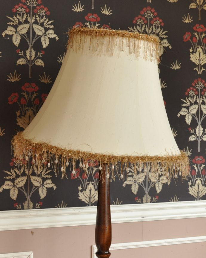 スタンドライト 照明・ライティング イギリスから届いたアンティーク照明、素敵なフロアランプ(B22シャンデリア球付)。可愛らしいビーズがキラキラを華やかさを演出します。(k-847-f-1)