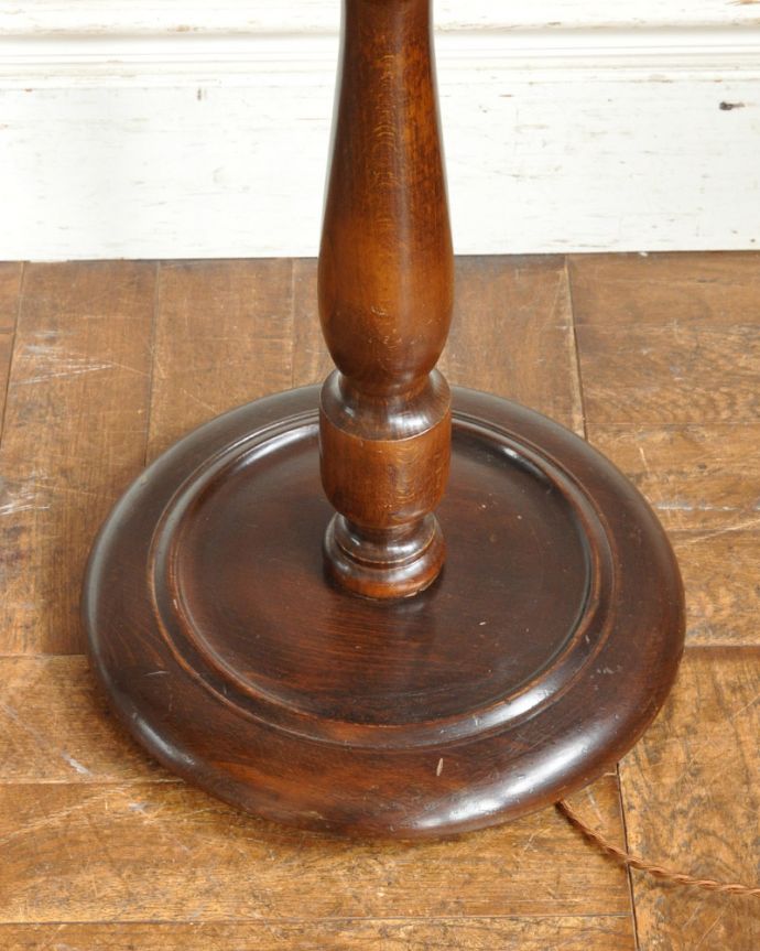 スタンドライト 照明・ライティング イギリスから届いたアンティーク照明、素敵なフロアランプ(B22シャンデリア球付)。スタンドは、木製です。(k-847-f-1)