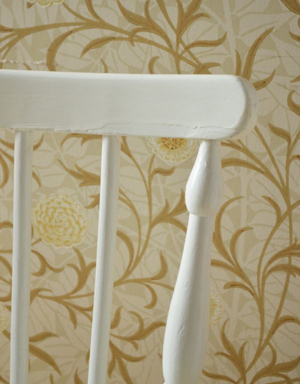 板座面　アンティーク チェア　小ぶりなアンティークチェア、ホワイト色の可愛いキッチンチェア。装飾のキレイな背もたれが美しい。(k-854-c)