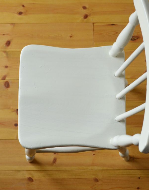 板座面　アンティーク チェア　小ぶりなアンティークチェア、ホワイト色の可愛いキッチンチェア。角が丸く作られているので、小さいお子様がいるご家庭でも安心です。(k-854-c)