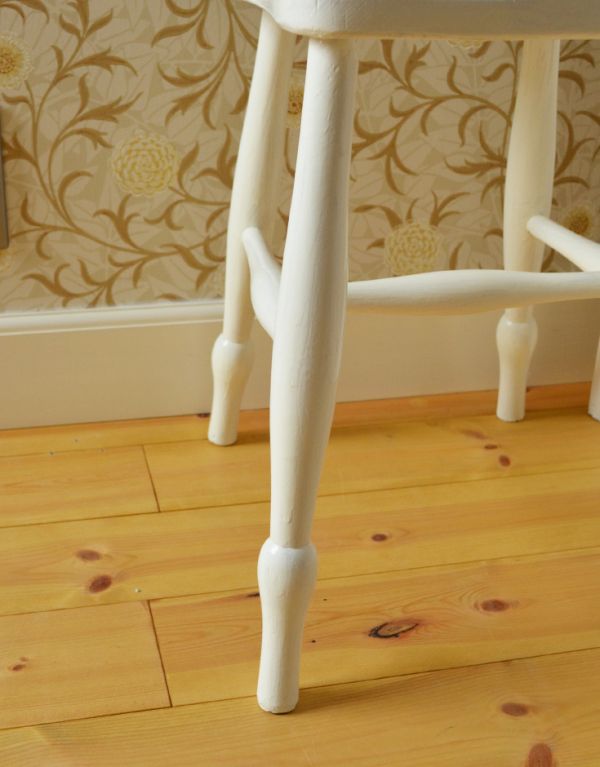 板座面　アンティーク チェア　小ぶりなアンティークチェア、ホワイト色の可愛いキッチンチェア。メンテナンスをしっかりしているので大柄な男性でも安心してお掛けください。(k-854-c)