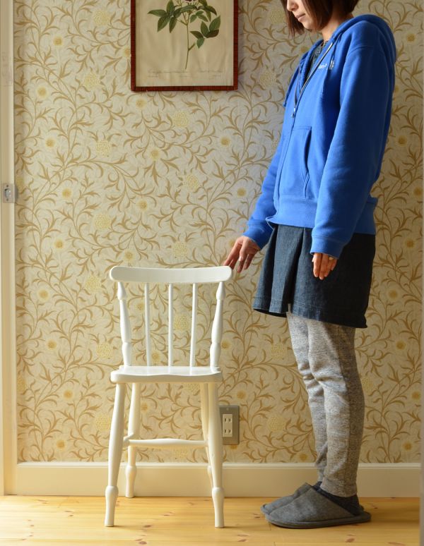 板座面　アンティーク チェア　小ぶりなアンティークチェア、ホワイト色の可愛いキッチンチェア。アンティークならではのペイントの質感にうっとりします。(k-854-c)