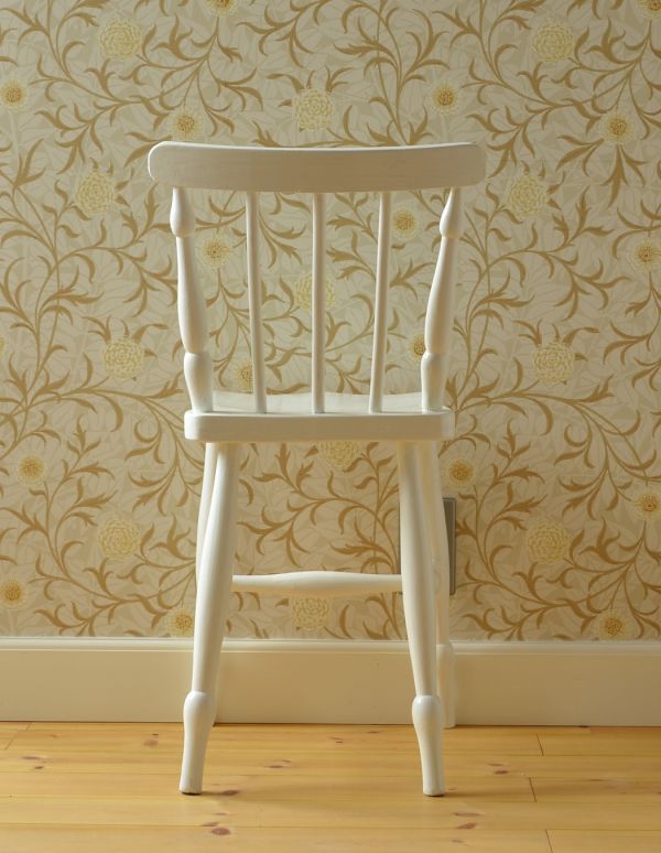 板座面　アンティーク チェア　小ぶりなアンティークチェア、ホワイト色の可愛いキッチンチェア。お部屋に入ったときに、美しい後姿が見えるとにんまりしちゃいます！専門の職人によってお直ししていますが、アンティークは新品ではありません。(k-854-c)