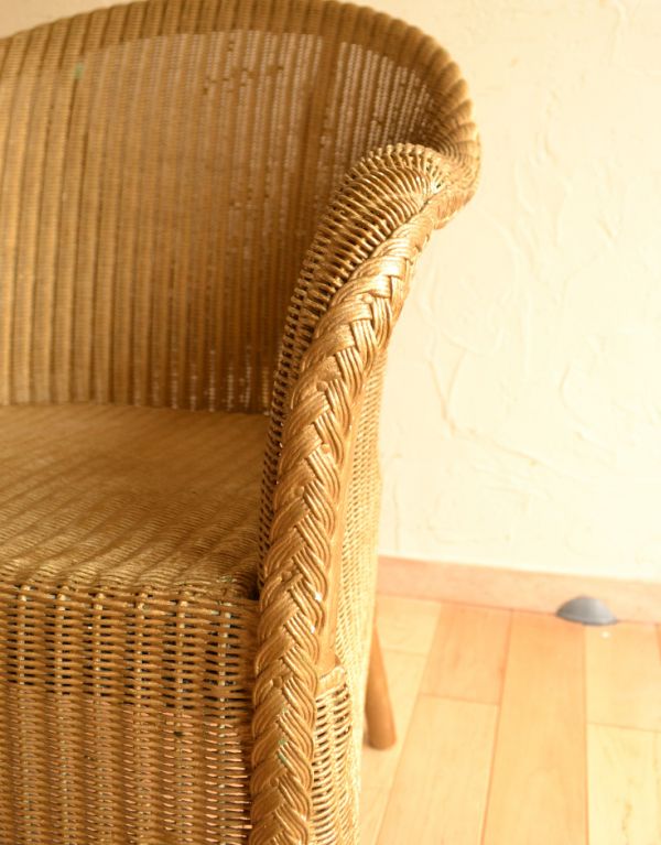 ロイドルーム アンティーク チェア イギリスのアンティークチェア、ゴールドカラーのロイドルームチェア。アームがあるので肘を置くととっても楽です。(k-860-c)