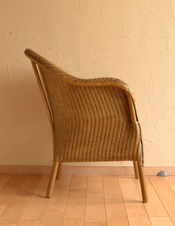 ロイドルーム アンティーク チェア イギリスのアンティークチェア、ゴールドカラーのロイドルームチェア。背もたれがゆるやかにカーブしているので、深く腰掛けるとよりリラックスできます。(k-860-c)