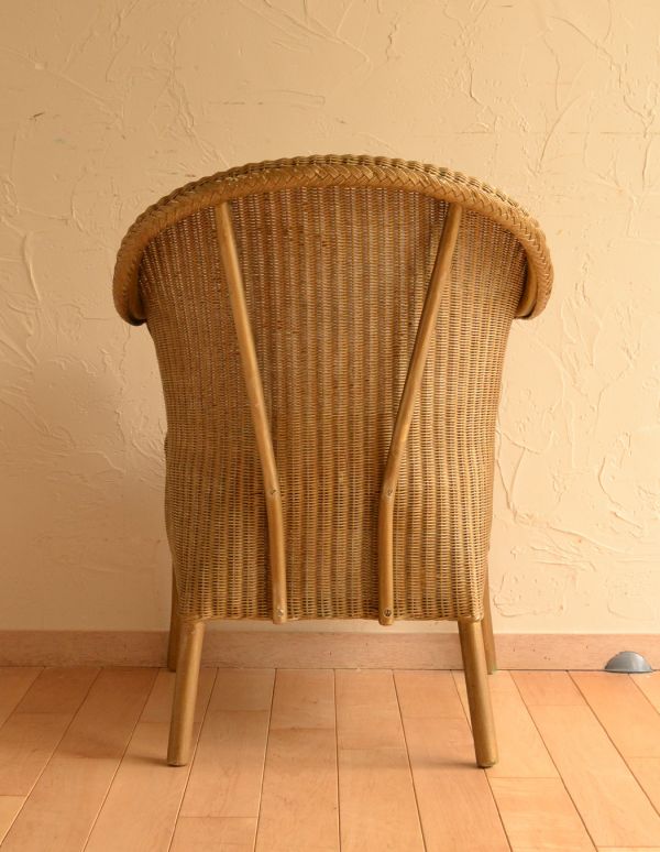 ロイドルーム アンティーク チェア イギリスのアンティークチェア、ゴールドカラーのロイドルームチェア。後ろ姿もかわいらしいロイドルームチェア!支えもしっかりしています。(k-860-c)