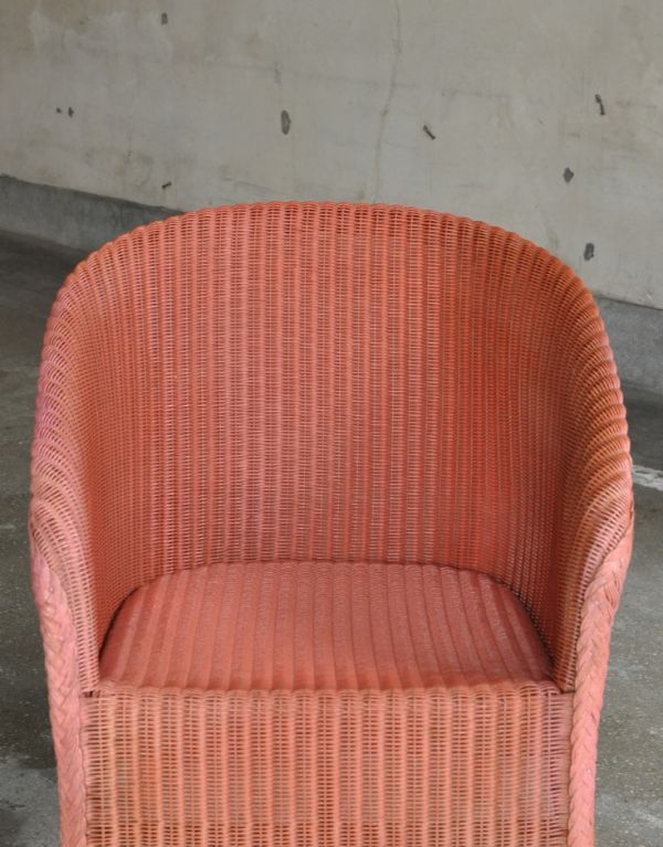 ロイドルーム　アンティーク チェア　ソファのような掛け心地のアンティークのロイドルームチェア（ピンクペイント）。可愛い編み目模様もロイドルームの魅力の一つ。(k-861-c)