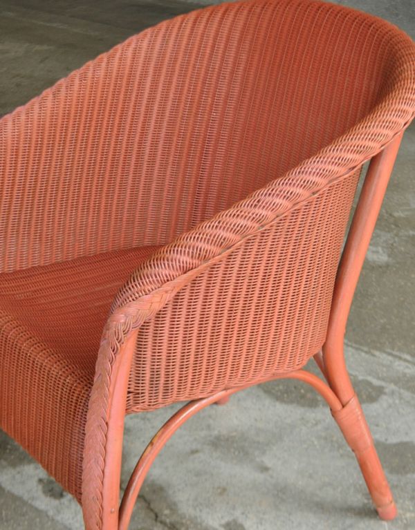 ロイドルーム　アンティーク チェア　ソファのような掛け心地のアンティークのロイドルームチェア（ピンクペイント）。アームがあるので肘を置くととっても楽です。(k-861-c)