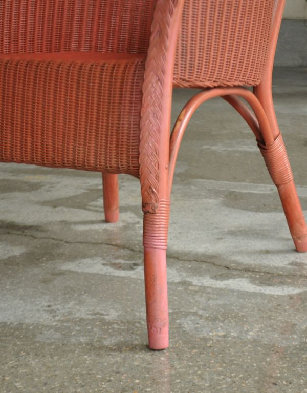 ロイドルーム　アンティーク チェア　ソファのような掛け心地のアンティークのロイドルームチェア（ピンクペイント）。メンテナンスをしっかりしているので大柄な男性でも安心してお掛けください。(k-861-c)