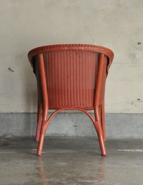 ロイドルーム　アンティーク チェア　ソファのような掛け心地のアンティークのロイドルームチェア（ピンクペイント）。後ろ姿もかわいらしいロイドルームチェア！支えもしっかりしています。(k-861-c)