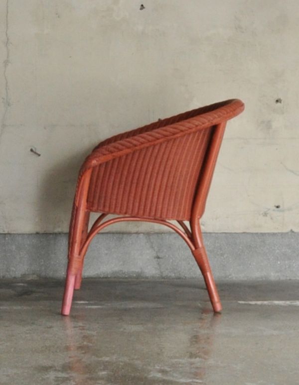 ロイドルーム　アンティーク チェア　ソファのような掛け心地のアンティークのロイドルームチェア（ピンクペイント）。背もたれがゆるやかにカーブしているので、深く腰掛けるとよりリラックスできます。(k-861-c)