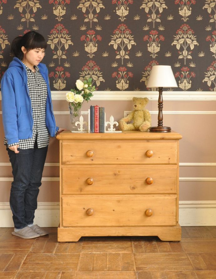 ナチュラルカントリースタイル アンティーク家具 ナチュラルで可愛いアンティーク家具、パイン材の3段チェスト。幅も人気のコンパクトタイプ。(k-861-f)