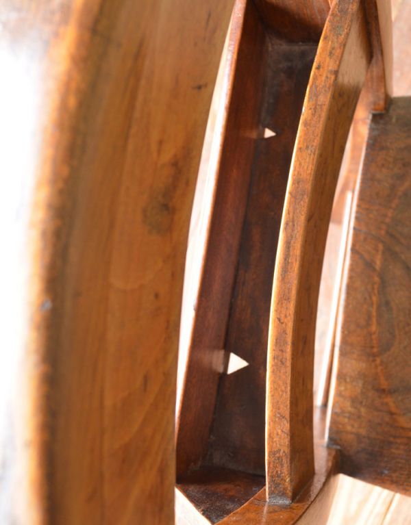 板座面　アンティーク チェア　イギリスから届いたおしゃれな椅子、アンティークのチャペルチェア。もともとは、聖書や賛美歌を入れるために作られたBOX。(k-863-c)