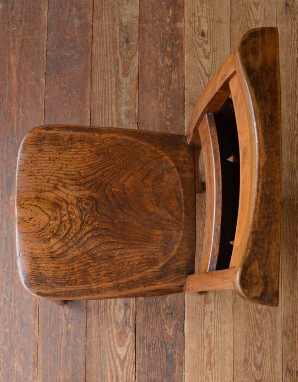 板座面　アンティーク チェア　イギリスから届いたおしゃれな椅子、アンティークのチャペルチェア。座面には、座ぐりと言って、長時間座ってお話を聞いてもラクなようにお尻の形に彫が入っています。(k-863-c)