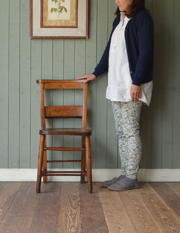 板座面　アンティーク チェア　イギリスから届いたおしゃれな椅子、アンティークのチャペルチェア。背もたれにラインが入ったスッキリとしたデザインです。(k-863-c)