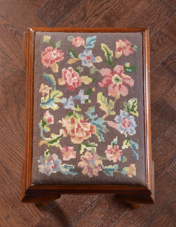 お花柄の座面が美しいアンティークのスツール（布張り）(k-870-c