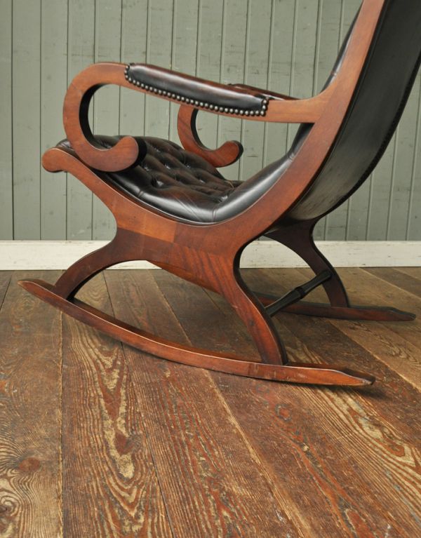 英国から届いたアンティークソファ、革張りのロッキングチェア(k-871-c