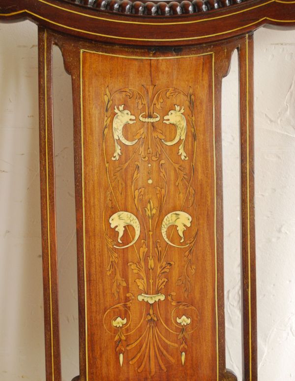 アンティーク チェア　イギリスから来たアンティークの椅子、インレイド（象嵌）チェア。背もたれの部分に、象嵌が施された芸術品のように美しいチェア。(k-873-c)