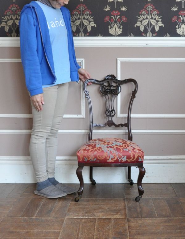 サロンチェア アンティーク チェア 英国からのアンティーク、ソファのようなナーシングチェア。上品な雰囲気が漂うチェア。(k-874-c)